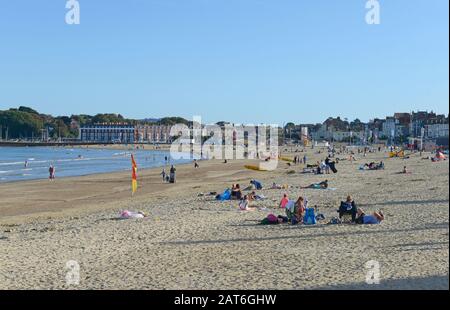 Viele Menschen genießen Zeit am Strand in Weymouth, Dorset, Großbritannien Stockfoto
