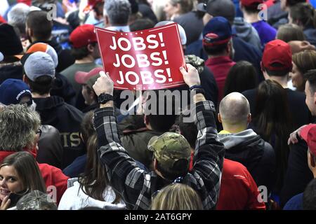 Des Moines, Vereinigte Staaten. Januar 2020. Anhänger von Präsident Donald Trump warten auf die Ankunft des präsidenten an der Drake University für eine "Keep America Great"-Wahlkampfveranstaltung in des Moines, Iowa, Donnerstag, 30. Januar 2020. Demokratische Kandidaten kämpfen auch vor Iowas Erstem in der Nation am 3. Februar. Foto von Mike Theiler/UPI. Credit: UPI/Alamy Live News Stockfoto