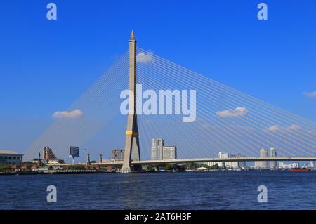 Die Brücke Rama VIII, die eine asymmetrische Brücke mit Kabeldurchführung über den Fluss Chao Phraya in Bangkok ist, wurde gebaut, um den Verkehr zu erleichtern Stockfoto