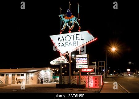 Classic Motel Safari, liebevoll renoviert und gepflegt, entlang Der Historischen Route 66 in Tucumcari, New Mexico, USA [keine Freigabe für Immobilien; zur Bearbeitung verfügbar Stockfoto