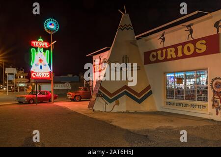 Tepee Curios Shop, mit Wandbildern des Künstlers Doug Quarles, nachts entlang Der Historischen Route 66 in Tucumcari, New Mexico, USA [keine Veröffentlichung von Immobilien oder Stockfoto