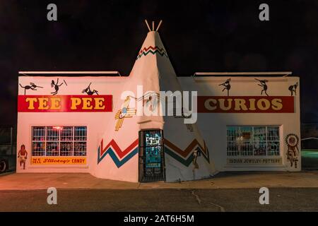 Tepee Curios Shop, mit Wandbildern des Künstlers Doug Quarles, nachts entlang Der Historischen Route 66 in Tucumcari, New Mexico, USA [keine Veröffentlichung von Immobilien oder Stockfoto