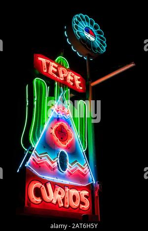 Tepee Curios nachts entlang Der Historischen Route 66 in Tucumcari, New Mexico, USA [keine Eigentumsfreigabe; nur für redaktionelle Lizenzierung verfügbar] Stockfoto