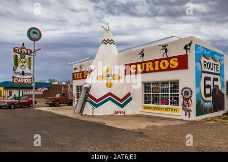 Tepee Curios Shop, mit Wandbildern des Künstlers Doug Quarles, entlang Der Historischen Route 66 in Tucumcari, New Mexico, USA [keine Veröffentlichung von Immobilien oder Künstler Co Stockfoto