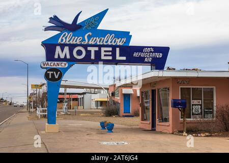 Classic Blue Swallow Motel entlang Der Historischen Route 66 in Tucumcari, New Mexico, USA [keine Freigabe von Eigentum oder Marken; zur redaktionellen Lizenzierung verfügbar Stockfoto