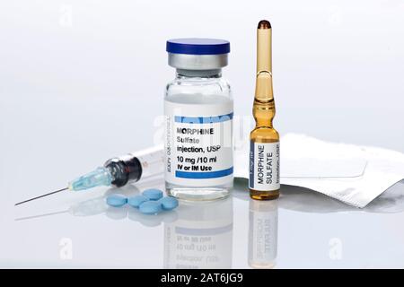 Morphinsulfat-Injektionsflasche und Ampulle mit Morphintabletten, Spritze und dermalen Pflaster. Stockfoto