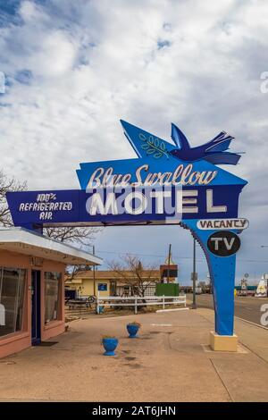 Classic Blue Swallow Motel entlang Der Historischen Route 66 in Tucumcari, New Mexico, USA [keine Freigabe von Eigentum oder Marken; zur redaktionellen Lizenzierung verfügbar Stockfoto