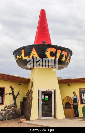 La Cita Mexican Foods, mit Wandbildern von Doug und Sharon Quarles, entlang Der Historischen Route 66 in Tucumcari, New Mexico, USA [keine Eigentums- oder Urheberrechtsfreigabe Stockfoto