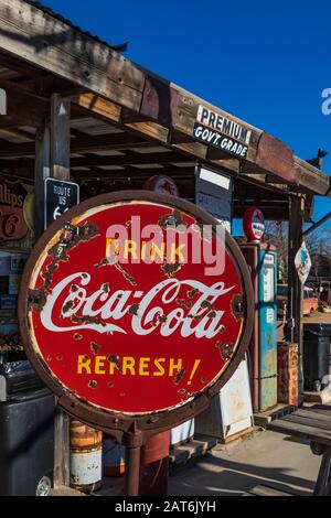 Old Coca-Cola-Schild im Hackberry General Store entlang Der Historischen Route 66 in Arizona, USA [keine Eigentumsfreigabe; nur für redaktionelle Lizenzierung verfügbar Stockfoto