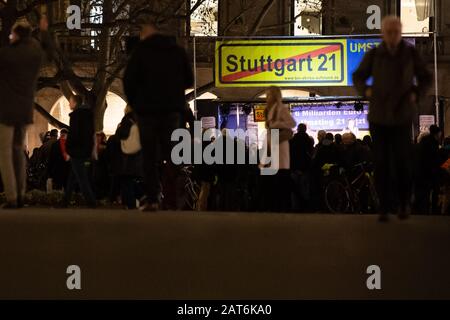 Stuttgart, Deutschland. Januar 2020. Teilnehmer der 499ten Montagsdemonstration gegen das Bahnprojekt Stuttgart 21 stehen während einer Kundgebung auf dem Schlossplatz. Zehn Jahre nach der ersten Montagsdemonstration gegen 'Stuttgart 21' fordern die Gegner des Bahnbauprojekts zum 500. Mal Protest gegen den U-Bahnhof. (Zu dpa 'Montage-Demonstration gegen Stuttgart 21 nur einen Tag nach Baujahr') Credit: Tom Weller / dpa / Alamy Live News Stockfoto