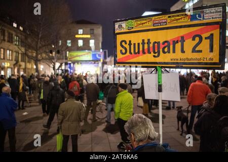 Stuttgart, Deutschland. Januar 2020. Teilnehmer der 499ten Montagsdemonstration gegen das Bahnprojekt Stuttgart 21 stehen während einer Kundgebung auf dem Schlossplatz. Zehn Jahre nach der ersten Montagsdemonstration gegen 'Stuttgart 21' fordern die Gegner des Bahnbauprojekts zum 500. Mal Protest gegen den U-Bahnhof. (Zu dpa 'Montage-Demonstration gegen Stuttgart 21 nur einen Tag nach Baujahr') Credit: Tom Weller / dpa / Alamy Live News Stockfoto