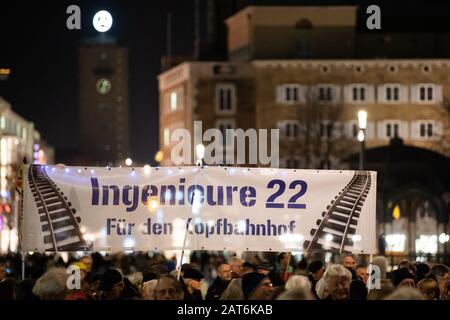 Stuttgart, Deutschland. Januar 2020. Teilnehmer der 499ten Montagsdemonstration gegen das Bahnprojekt Stuttgart 21 halten bei einer Kundgebung auf dem Schlossplatz ein Banner mit der Aufschrift "Ingenieure 22, Für den Endbahnhof" in Händen. Zehn Jahre nach der ersten Montagsdemonstration gegen 'Stuttgart 21' fordern die Gegner des Bahnbauprojekts zum 500. Mal Protest gegen den U-Bahnhof. (Zu dpa 'Montage-Demonstration gegen Stuttgart 21 nur einen Tag nach Baujahr') Credit: Tom Weller / dpa / Alamy Live News Stockfoto