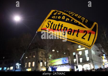 Stuttgart, Deutschland. Januar 2020. Ein Teilnehmer der 499ten Montagsdemonstration gegen das Bahnprojekt Stuttgart 21 wagt bei einer Kundgebung auf dem Schlossplatz eine Fahne. Zehn Jahre nach der ersten Montagsdemonstration gegen 'Stuttgart 21' fordern die Gegner des Bahnbauprojekts zum 500. Mal Protest gegen den U-Bahnhof. (Zu dpa 'Montage-Demonstration gegen Stuttgart 21 nur einen Tag nach Baujahr') Credit: Tom Weller / dpa / Alamy Live News Stockfoto