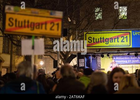 Stuttgart, Deutschland. Januar 2020. Teilnehmer der 499ten Montagsdemonstration gegen das Bahnprojekt Stuttgart 21 stehen während einer Kundgebung auf dem Schlossplatz. Zehn Jahre nach der ersten Montagsdemonstration gegen 'Stuttgart 21' fordern die Gegner des Bahnbauprojekts zum 500. Mal Protest gegen den U-Bahnhof. (Zu dpa 'Montage-Demonstration gegen Stuttgart 21 nur einen Tag nach Baujahr') Credit: Tom Weller / dpa / Alamy Live News Stockfoto