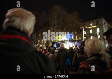 Stuttgart, Deutschland. Januar 2020. Teilnehmer der 499ten Montagsdemonstration gegen das Bahnprojekt Stuttgart 21 stehen während einer Kundgebung auf dem Schlossplatz. Zehn Jahre nach der ersten Montagsdemonstration gegen 'Stuttgart 21' fordern die Gegner des Bahnbauprojekts zum 500. Mal Protest gegen den U-Bahnhof. (Zu dpa 'Montage-Demonstration gegen Stuttgart 21 nur einen Tag nach Baujahr') Credit: Tom Weller / dpa / Alamy Live News Stockfoto