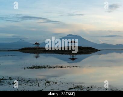 Blick auf den Sonnenaufgang auf den Berg Agung vom Sanur, Karan Beach, Bali, Indonesien Stockfoto