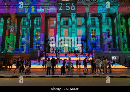 Die Fassade die Nationalgalerie im Civic District in Singapur bei Nacht während des Light to Night Festivals am letzten Tag 2020 Stockfoto