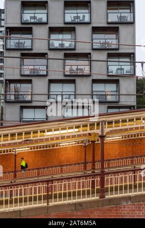 Alte und neue Architektur am Bahnhof South Yarra. Stockfoto