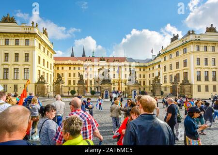 Touristen warten vor dem Innenhof des Königspalastes auf den Wachwechsel beim Prager Castlle-Komplex in Tschechien. Stockfoto