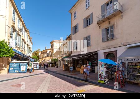 Ein sonniger Tag, an dem Touristen in Cafés speisen und Souvenirs im Badeort Menton France an der französischen Riviera kaufen. Stockfoto