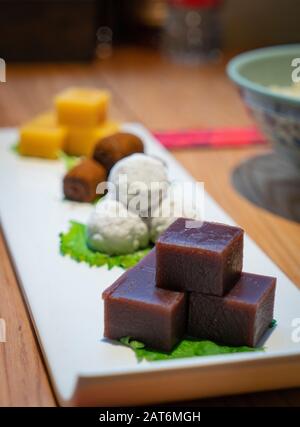 Beijing traditionelles Gebäck, wie gelbes Pea Gelee, rollender Esel (glutinöse Reisrollen mit süßem Bohnenmehl), Gedämpfte Reiskuchen mit süßem Zeug Stockfoto