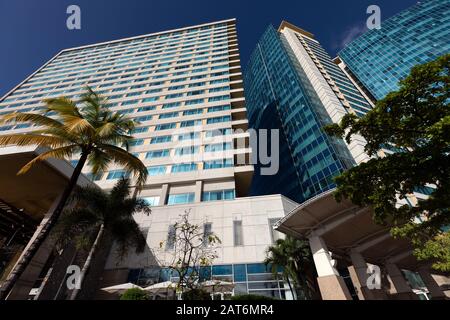 Hyatt Regency Hotel, links- und Hochhäuser, Port of Spain, Trinidad und Tobago Stockfoto