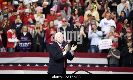 Des Moines, Vereinigte Staaten. Januar 2020. Vizepräsident Mike Pence lobt mit Anhängern, als er ankommt, um Präsident Donald Trump während einer "Keep America Great"-Wahlkampfveranstaltung in des Moines, Iowa, Donnerstag, 30. Januar 2020 vorzustellen. Demokratische Kandidaten kämpfen auch vor Iowas Erstem in der Nation am 3. Februar. Foto von Mike Theiler/UPI. Credit: UPI/Alamy Live News Stockfoto