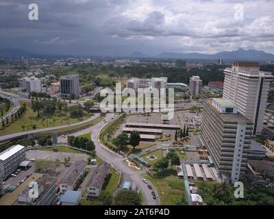 Kuching, Sarawak/Malaysia - 20. Oktober 2019: Die Gebäude und die Landschaft des Simpang Tiga Gebiets Stockfoto