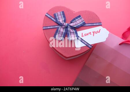 Hören Sie Shape Geschenkbox mit viel Liebe zum Text Stockfoto