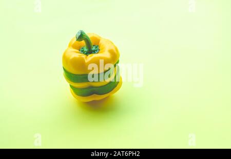 Süßer Pfeffer oder Pfeffer, Chilischoten schneiden in Scheiben und mischen Farbe grün und gelb.Natürliches Gemüse, gesundes vegetarisches food.organic Zutat Stockfoto