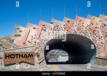 Tunnel auf dem Weg zum Mount Hotham Village. Stockfoto