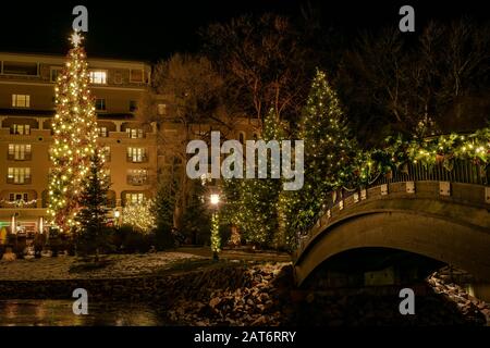 Das Broadmoor Hotel in Colorado Springs, CO, ist ein beliebtes Ziel zu Weihnachten, das für seine schönen Außenanlagen und festlichen Lichtauslagen bekannt ist. Stockfoto