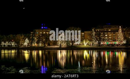 Das Broadmoor Hotel in Colorado Springs, CO, ist ein beliebtes Ziel zu Weihnachten, das für seine schönen Außenanlagen und festlichen Lichtauslagen bekannt ist. Stockfoto