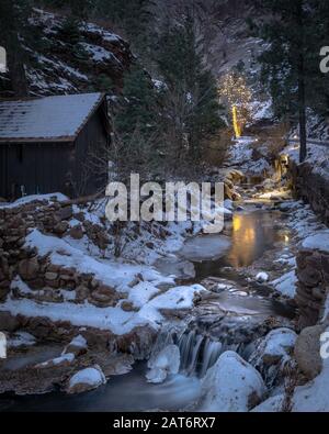 Seven Falls in Colorado Springs, CO, ist eine beliebte Attraktion während der Weihnachtszeit, die für ihre festlichen Lichtbilder und ihre schöne Landschaft bekannt ist. Stockfoto