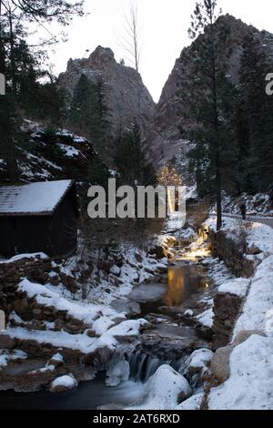 Seven Falls in Colorado Springs, CO, ist eine beliebte Attraktion während der Weihnachtszeit, die für ihre schöne Natur und ihre festlichen Lichter bekannt ist Stockfoto