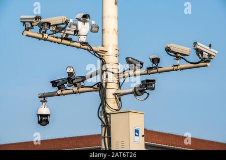CCTV-Kameras an Laternenpfosten in der Hauptstadt china Peking. Konzept der Sicherheit, Überwachung, wird beobachtet. Stockfoto