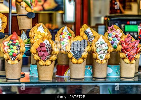 Chinesische Waffeln in Hongkong mit Eis, Marmelade und Obst. Köstliche Bubble Wafer in der Altstadt von Bejing. Stockfoto