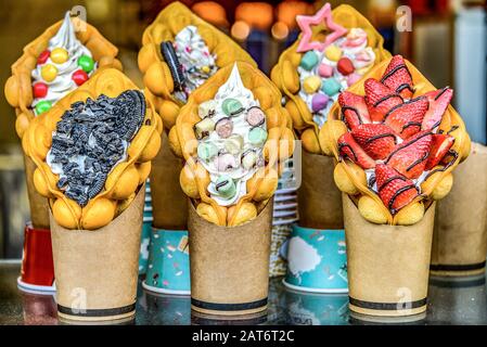 Chinesische Waffeln in Hongkong mit Eis, Marmelade und Obst. Köstliche Bubble Wafer in der Altstadt von Bejing. Stockfoto