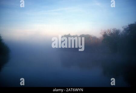FRÜHER MORGENNEBEL, GELBES WASSER IM KAKADU-NATIONALPARK, NORTHERN TERRITORY, AUSTRALIEN Stockfoto