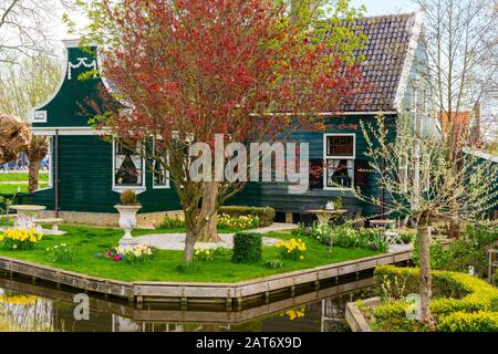Typische Aussicht auf ein kleines ländliches holländisches Haus im Frühling. Stockfoto