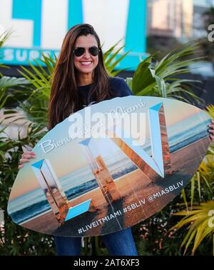 Downtown Miami, Florida, USA. Januar 2020. Fans posieren für die Kamera während der Aktivitäten des Super Bowl Live Fan-Festivals im Bayfront Park in Downtown Miami, Florida. Mario Houben/CSM/Alamy Live News Stockfoto