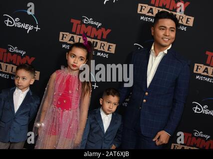 Los Angeles, Kalifornien, USA 30. Januar 2020 Eddy Garcia, Schauspielerin Lili Garcia, Leo Garcia und Vater Nephi Garcia besuchen Disneys "Timmy Failure"-Premiere am 30. Januar 2020 im El Capitan Theatre in Los Angeles, Kalifornien, USA Foto von Barry King/Alamy Live News Stockfoto