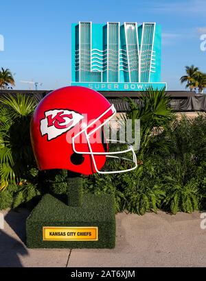 Downtown Miami, Florida, USA. Januar 2020. Während des Super Bowl Live Fan-Festivals im Bayfront Park im Stadtzentrum von Miami, Florida, wird ein riesiges Helm-Display der Kansas City Chefs gezeigt. Mario Houben/CSM/Alamy Live News Stockfoto