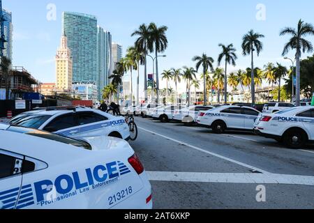 Downtown Miami, Florida, USA. Januar 2020. Erhöhte Polizeisicherheit wird am Eingang des Super Bowl Live-Fanfestivals im Bayfront Park in Downtown Miami, Florida, beobachtet. Mario Houben/CSM/Alamy Live News Stockfoto