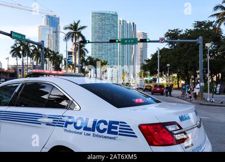 Downtown Miami, Florida, USA. Januar 2020. Erhöhte Polizeisicherheit wird am Eingang des Super Bowl Live-Fanfestivals im Bayfront Park in Downtown Miami, Florida, beobachtet. Mario Houben/CSM/Alamy Live News Stockfoto