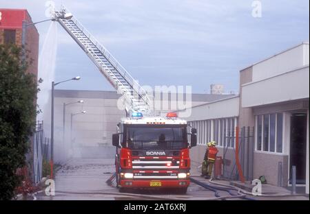 Feuerwehr und Feuerwehr von einem Brand in einer innerstädtischen Vorort von Sydney, NSW, Australien. Stockfoto