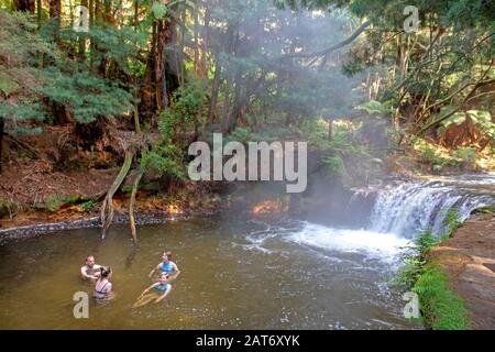 Einweichen in das warme Wasser des Kerosin Creek Stockfoto