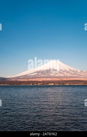 Mt. Fuji über den Yamanaka-See Stockfoto