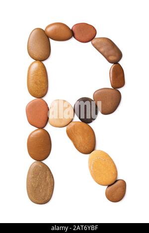 Letter R aus kleinen Kieselsteinen, Draufsicht. Alphabet aus Steinen, Isoliert auf weißem Hintergrund Stockfoto