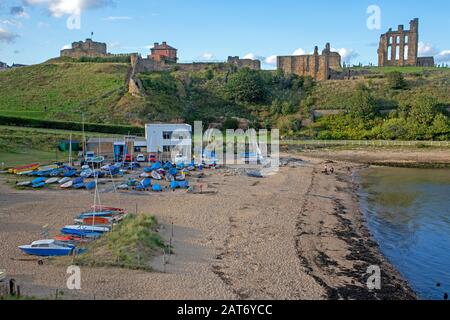 Strand unterhalb von Tynemouth Priory und Castle Stockfoto